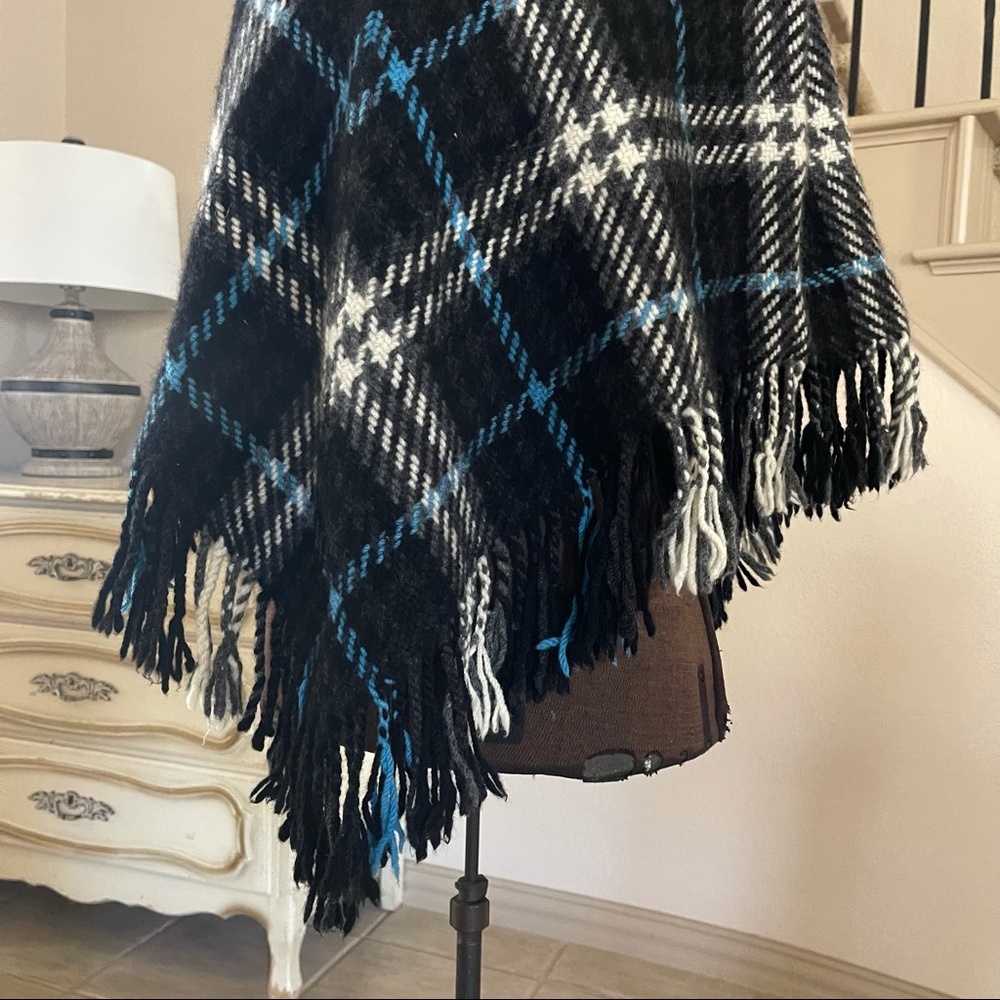 Burberry Black and Blue Plaid Poncho Cashmere and Wool Fringe Winter Designer - Picture 4 of 10